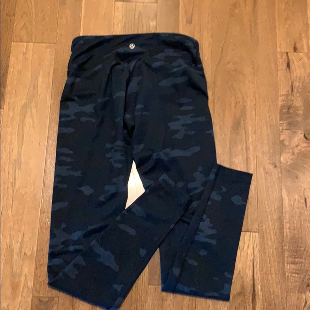Lululemon Navy Camo Wunder Unders Size 6